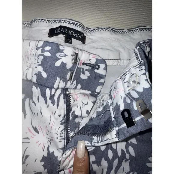 Dear John Women's Size 30 Navy White Floral Print Cuffed Stretch Comfort Shorts - Picture 2 of 6